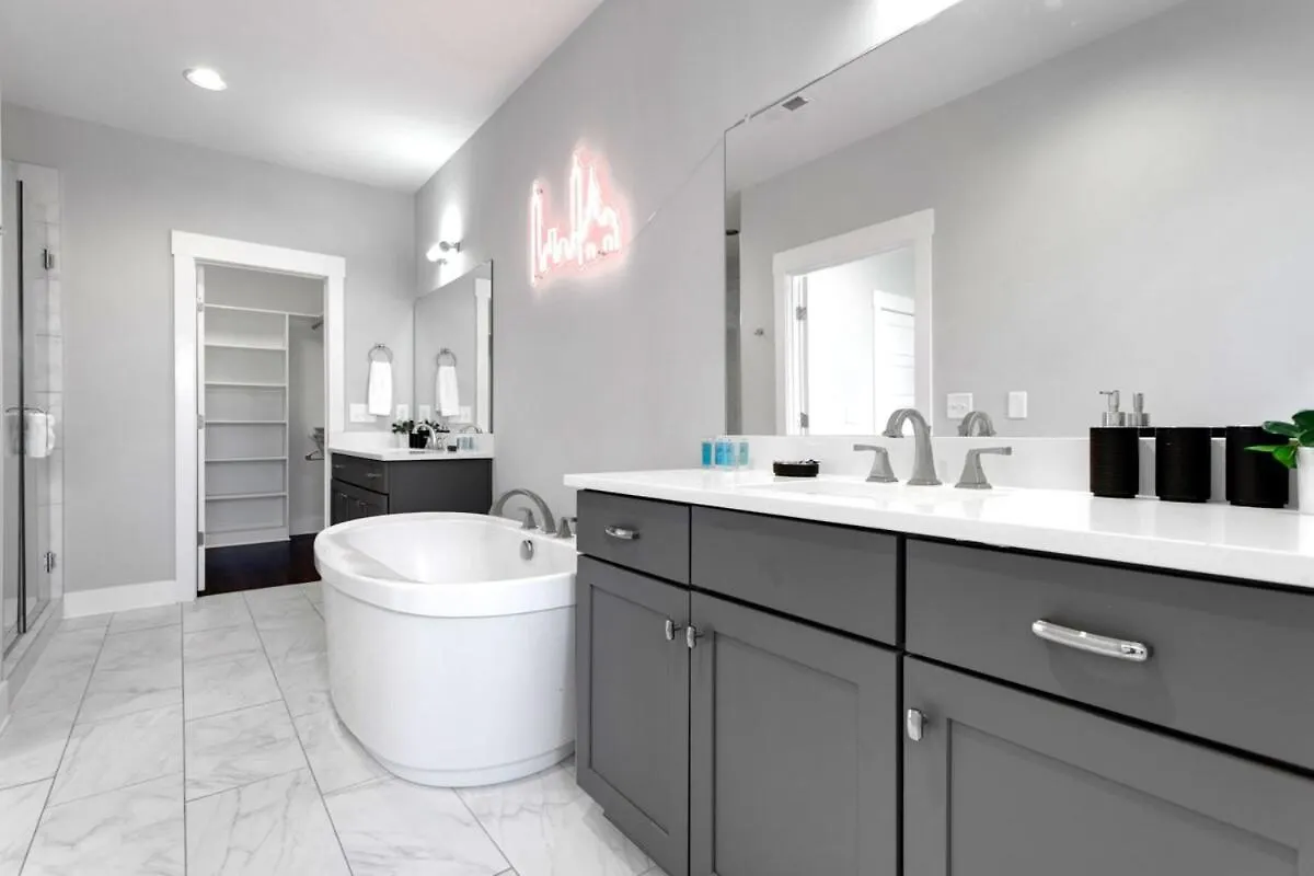 Lux Nashville Retreat 12 Beds Games Bar 0*,
